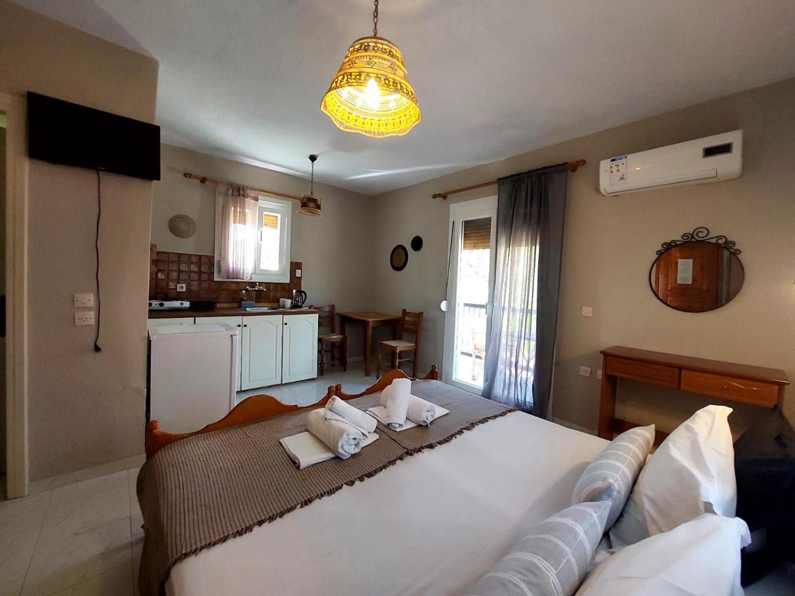Georgia Apartments Stafylos Phòng bức ảnh